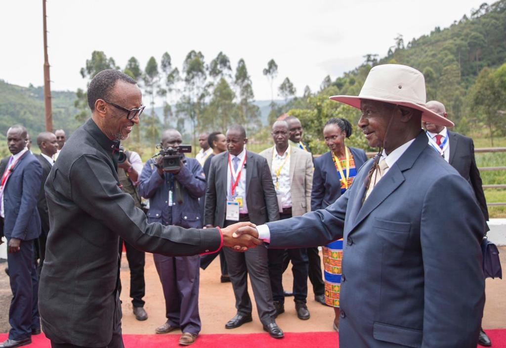 Museveni and Kagame shake hands at the border