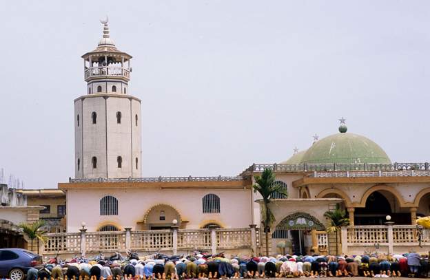 Cameroon police ‘disperse Muslim worshippers’