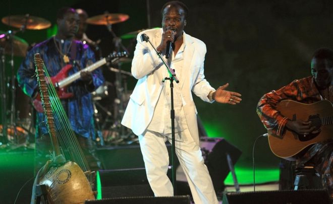 Mory Kanté: African music star dies aged 70